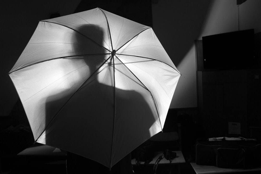 weißer Regenschirm