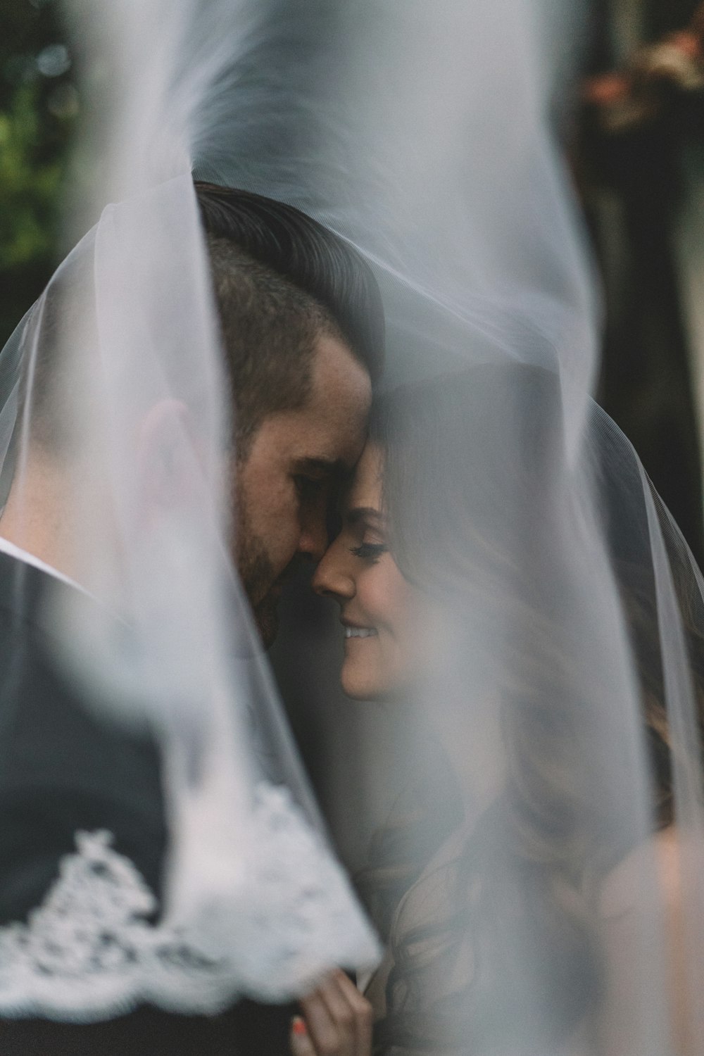 femme touchant la poitrine de l’homme