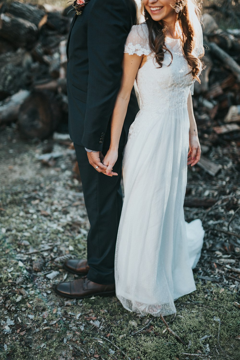 femme portant une robe de mariée blanche tenant un homme portant une veste de costume noire