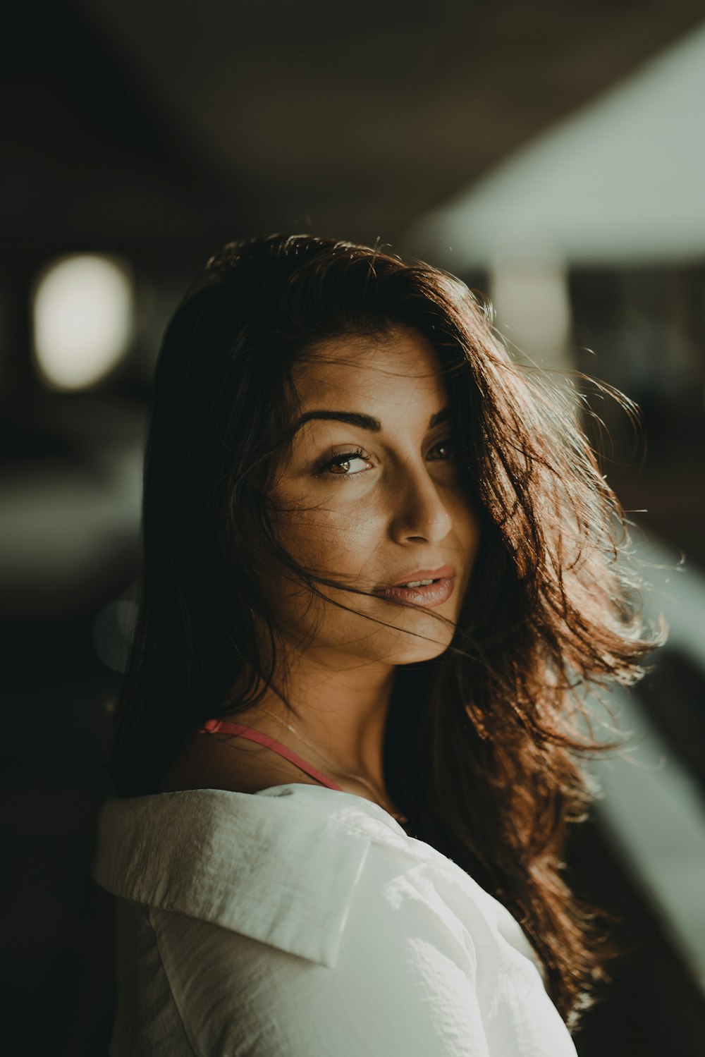 Mujer con camisa blanca