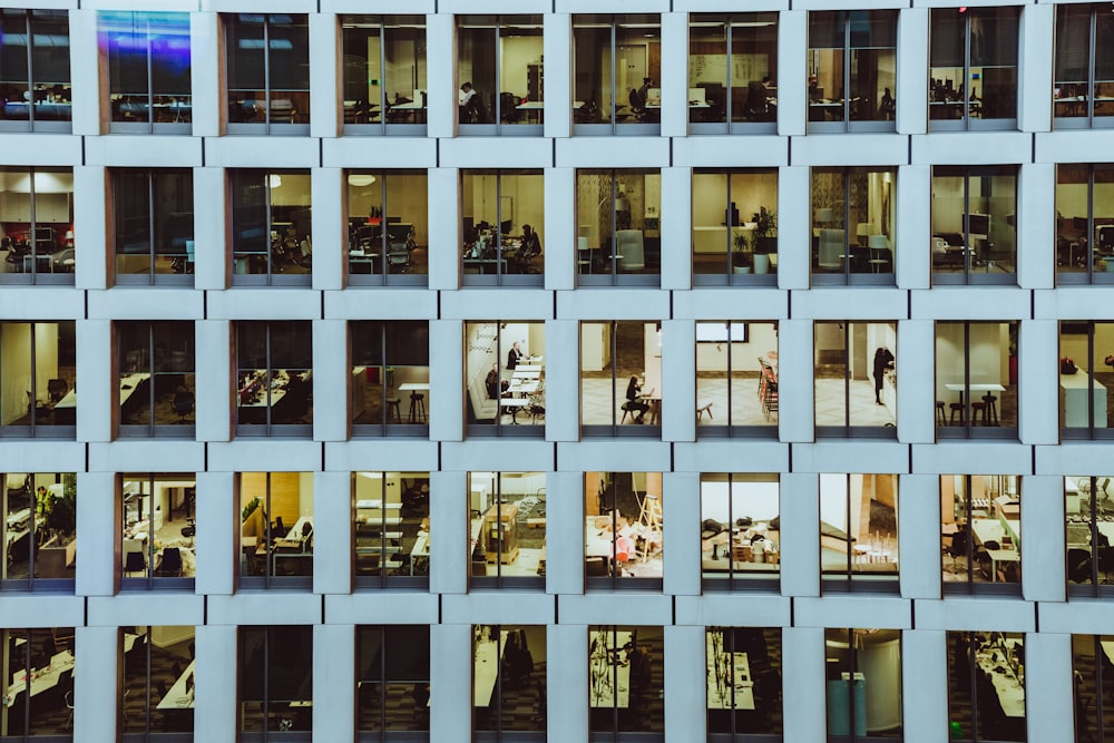 personnes à l’intérieur d’un immeuble de grande hauteur avec un mur en béton