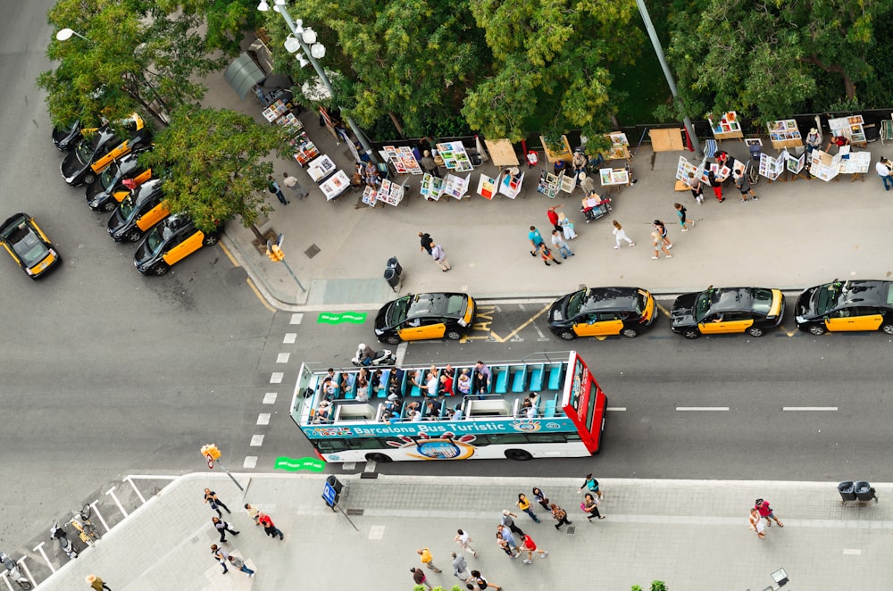 Photographie aérienne d’un autobus sur la route