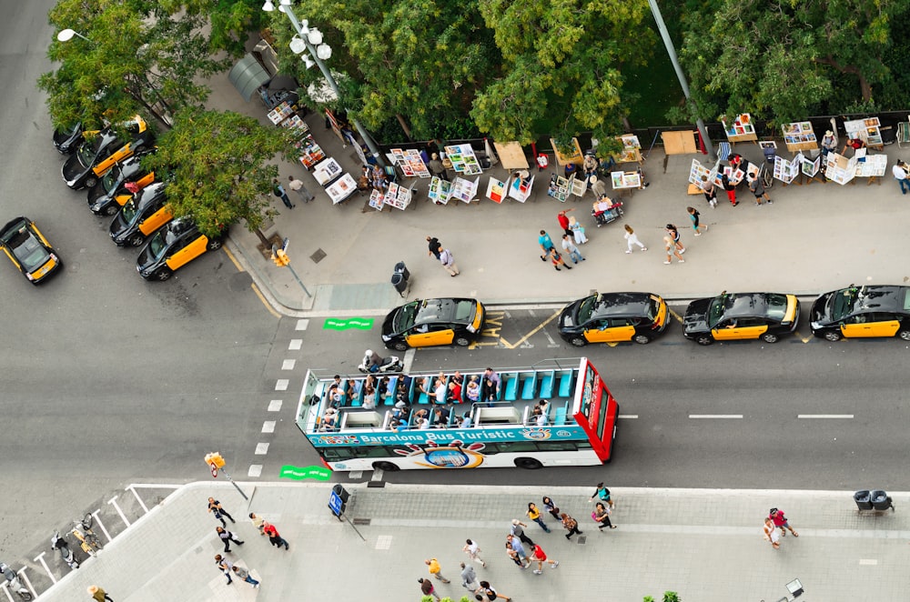 道路上のバスの航空写真