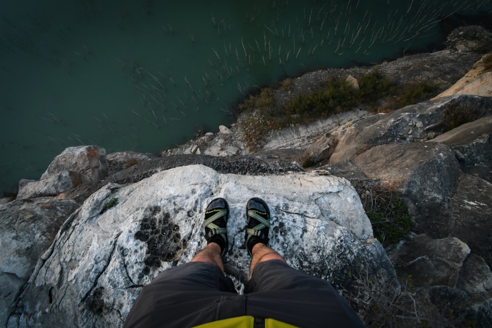 Persona que toma una foto en el terreno elevado