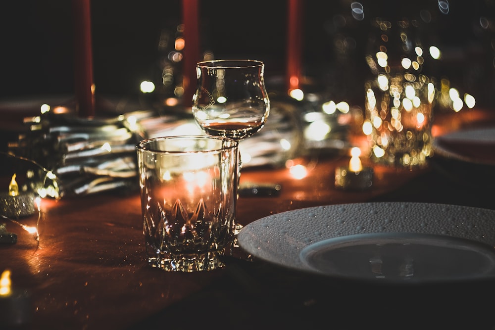 テーブルの上のワイングラスとショットグラスの選択焦点写真