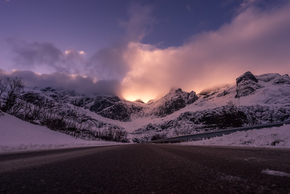 foto de montanhas de neve durante o pôr do sol