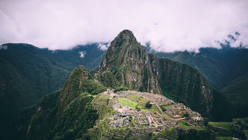 Montanha marrom e verde