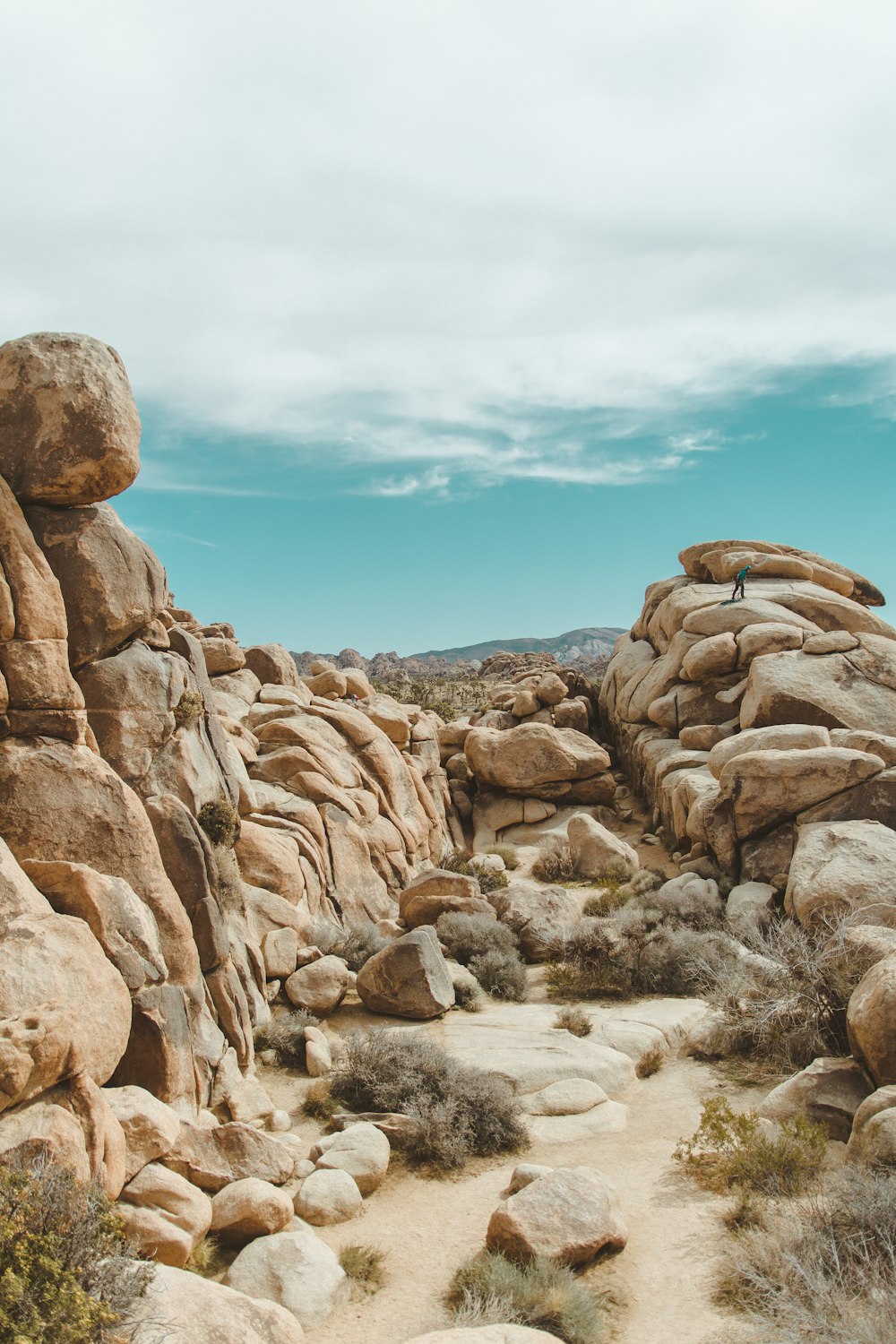 rocce grigie sotto il cielo nuvoloso