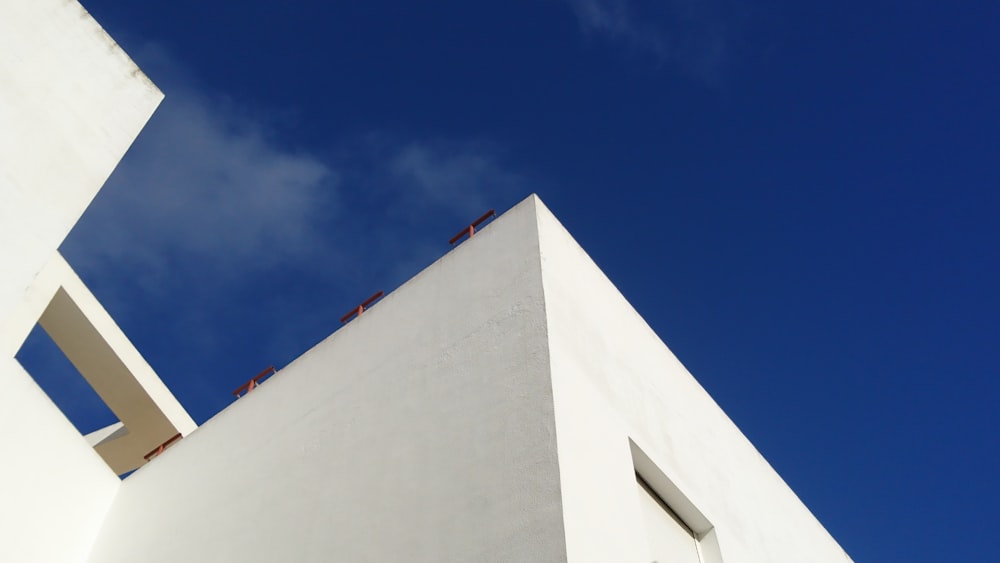 estrutura de concreto branco sob o céu azul durante o dia