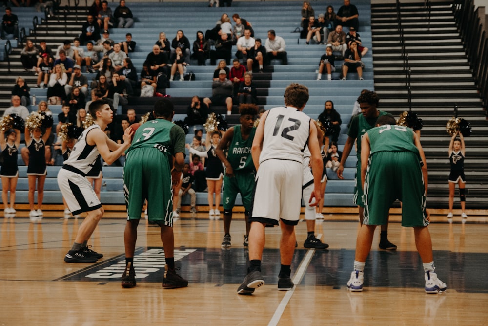 basketball player about to free throw