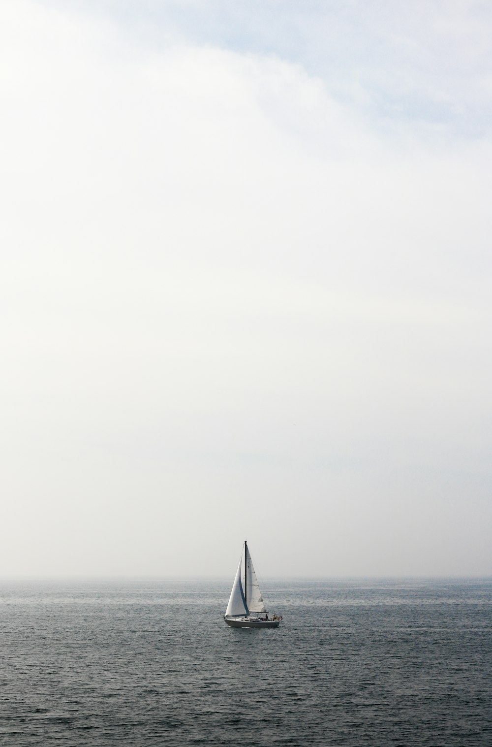 Boot segelt auf dem Gewässer
