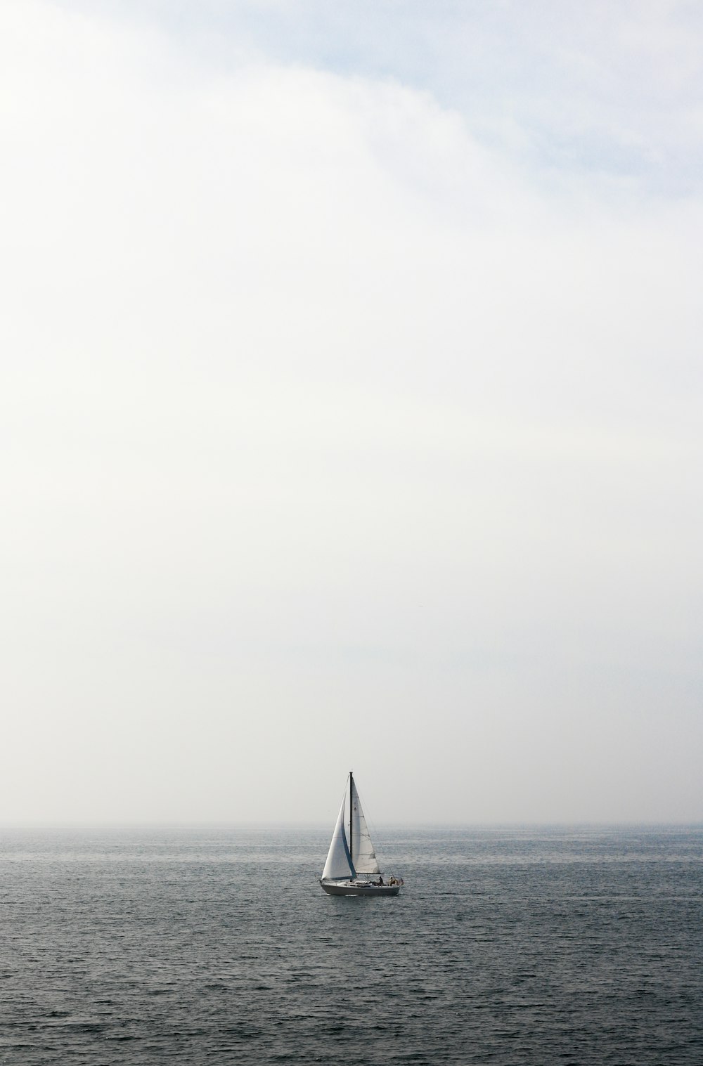 Bateau naviguant dans le plan d’eau