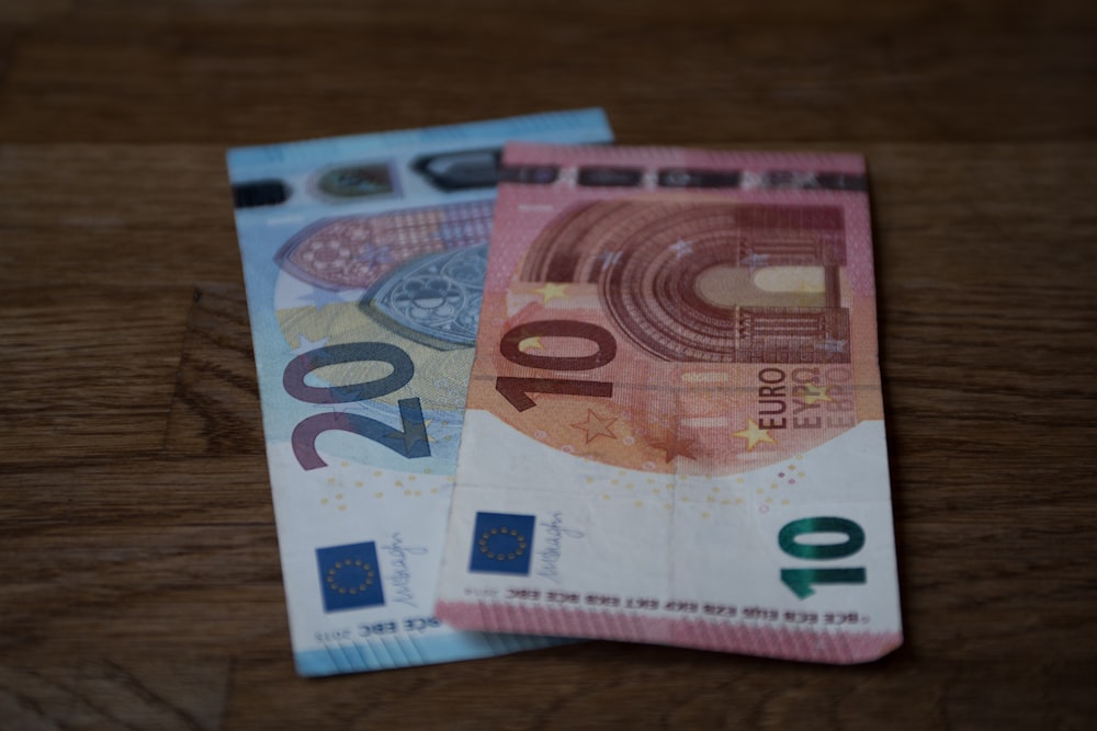10ユーロ紙幣と20ユーロ紙幣2枚