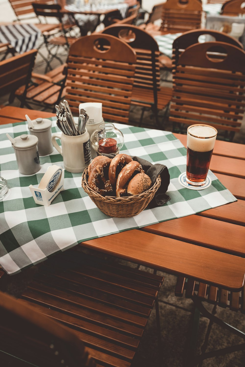 Klares Trinkglas neben Donut