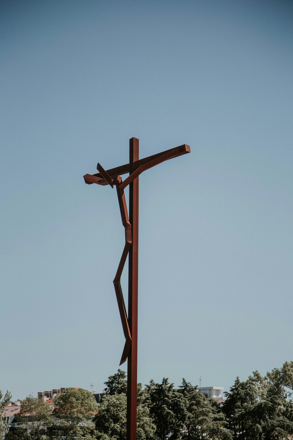 Croix en bois brun sous le ciel bleu pendant la journée