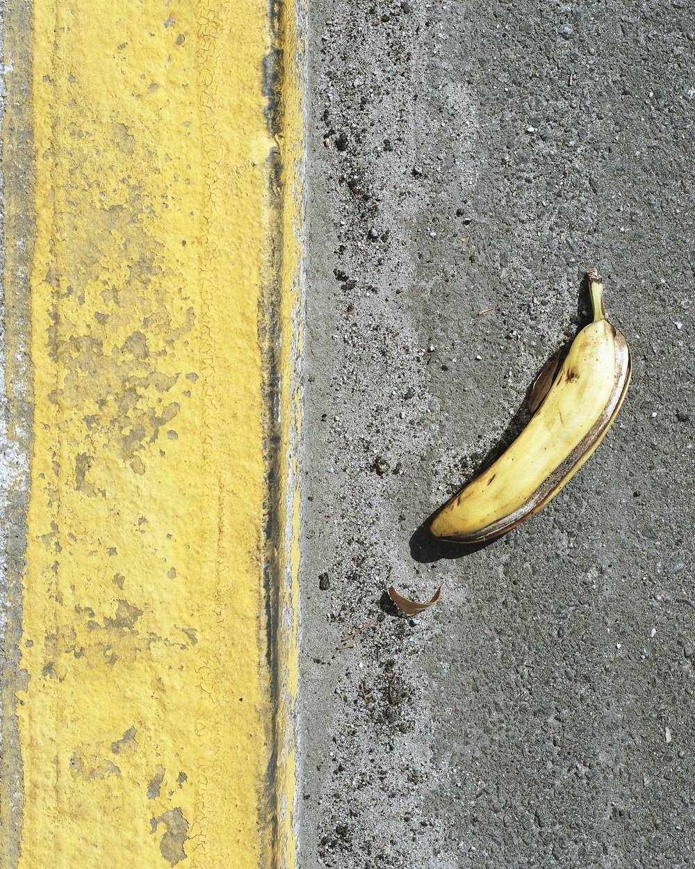 Bananenschale auf der Straße