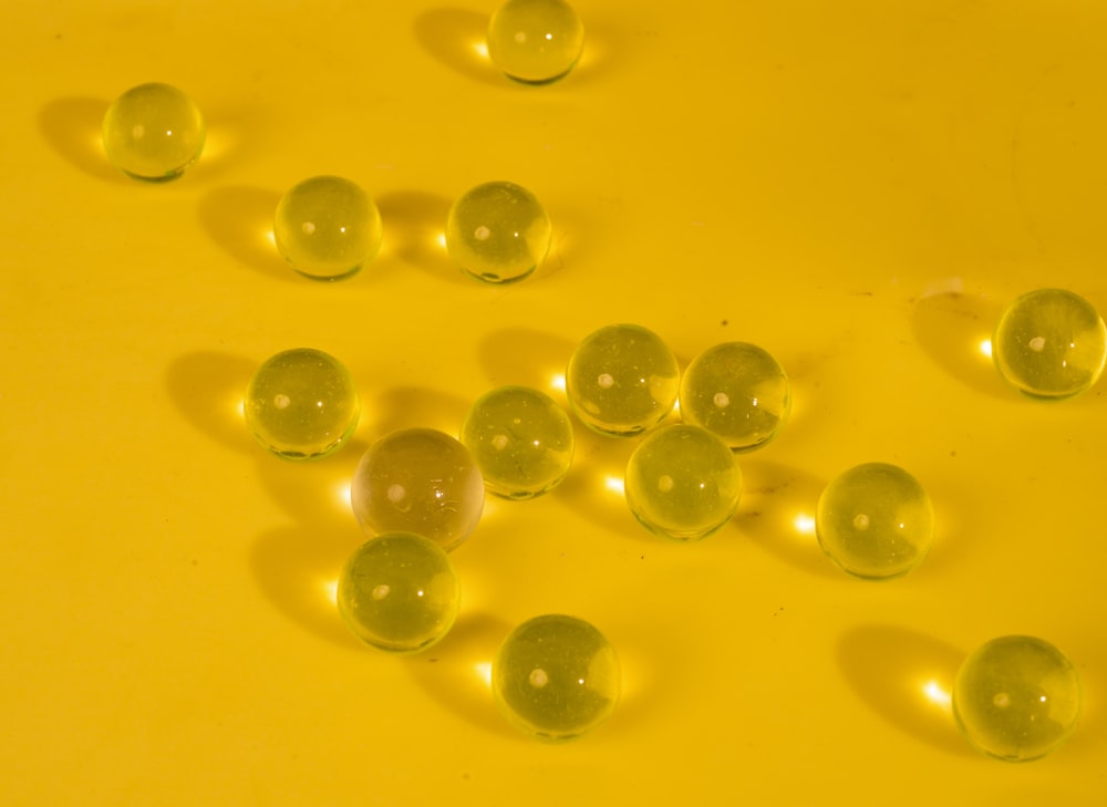 Fotografía de primer plano de bolas de vidrio transparente