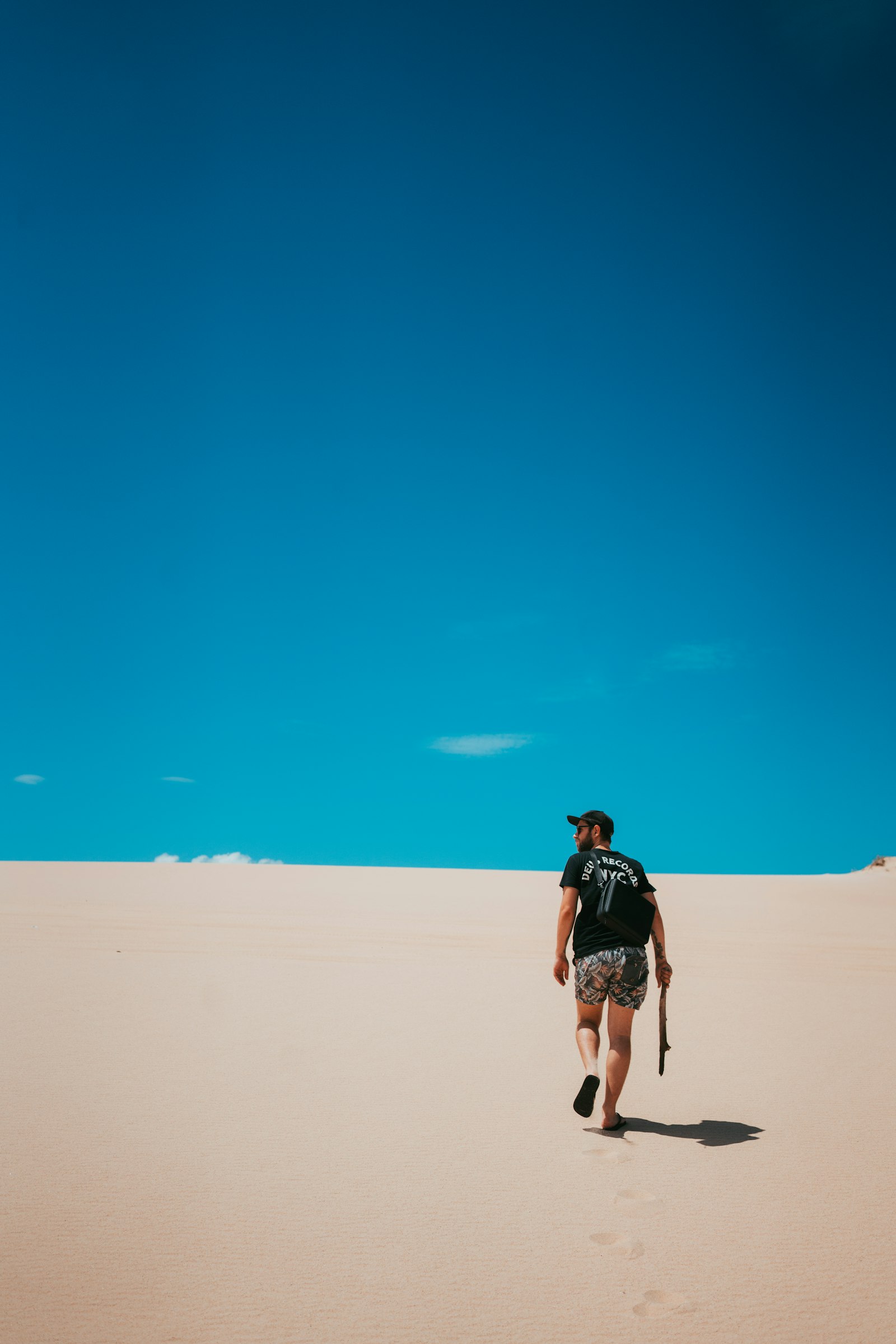 Sony a7R II + Sony Sonnar T* FE 35mm F2.8 ZA sample photo. Person walking on sand photography