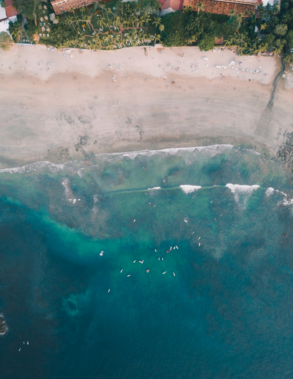 praia perto do edifício top-view photography