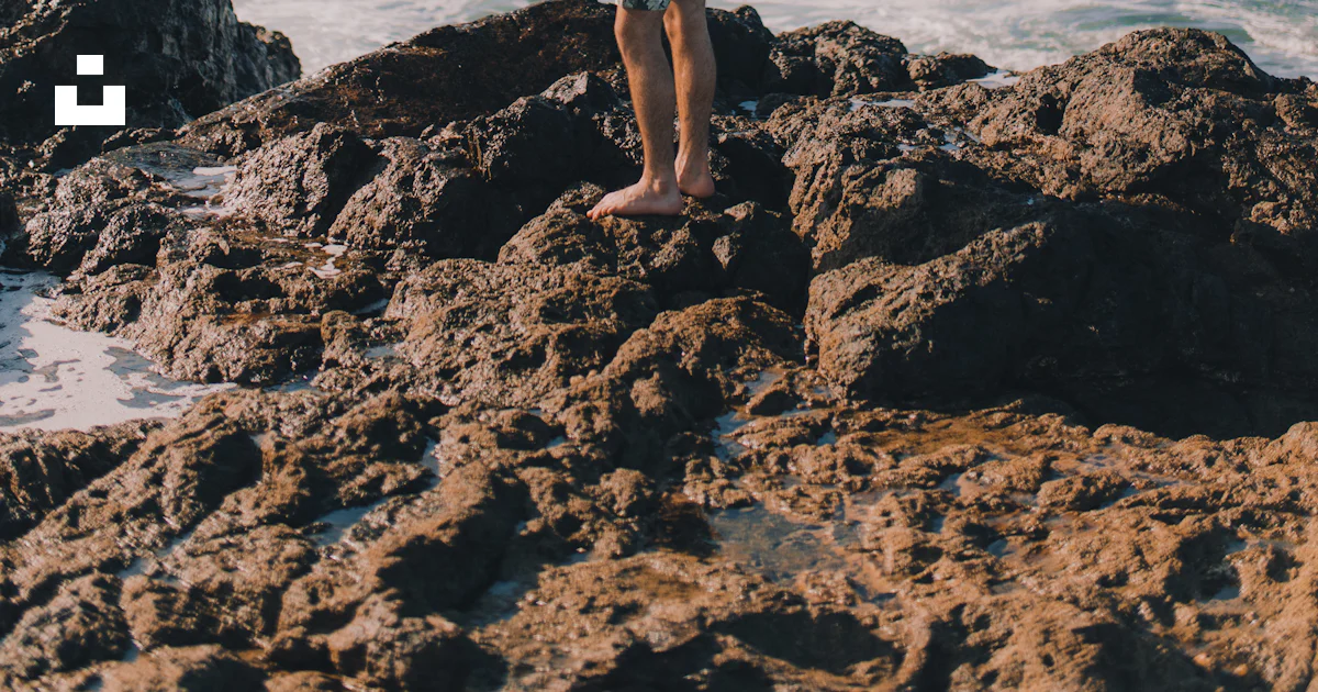 Isla Roca Hombre de pie en la isla de roca al lado de la playa foto – Imagen de ...