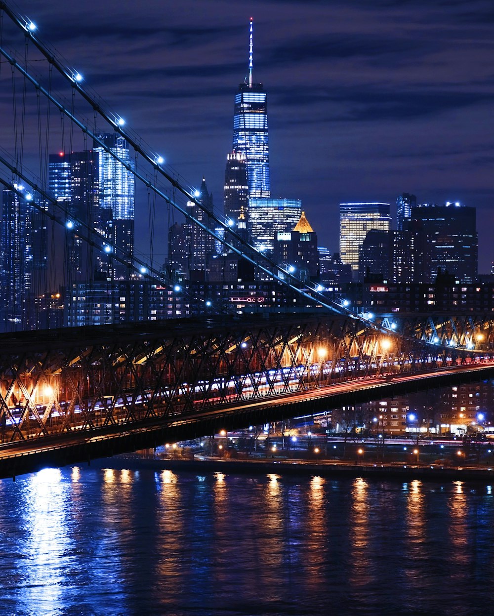 Photo aérienne du pont pendant la nuit
