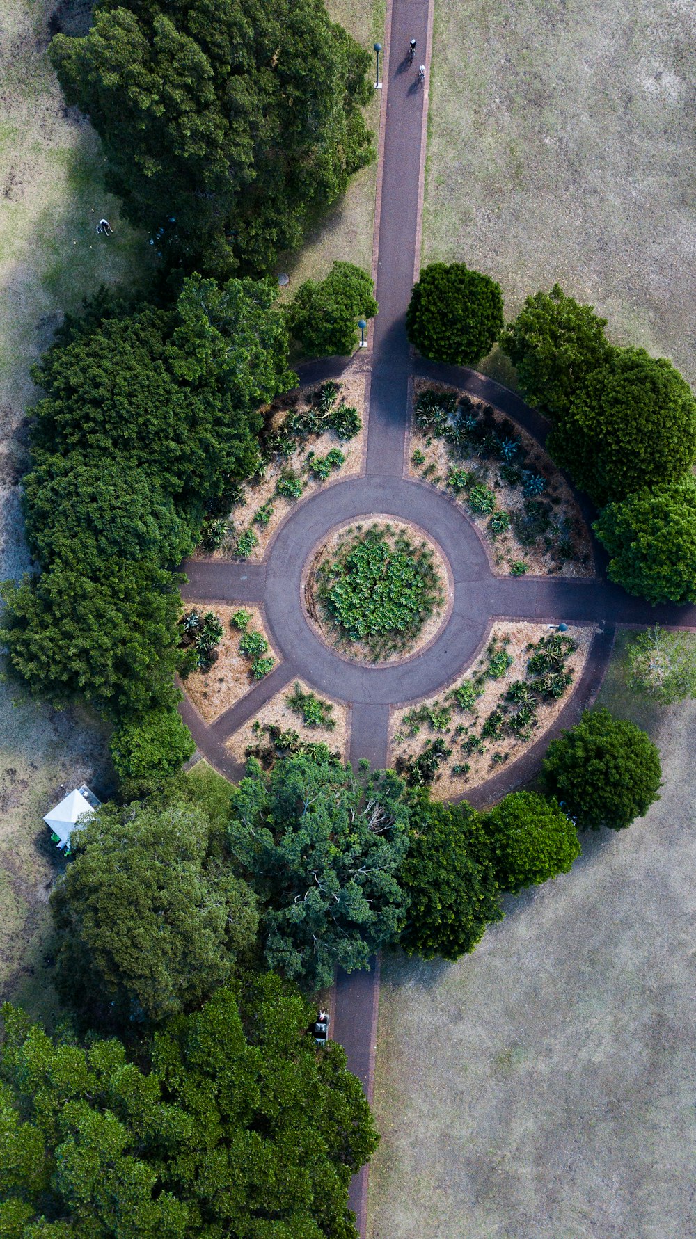 Luftaufnahmen des runden Parks, der tagsüber von Bäumen umgeben ist