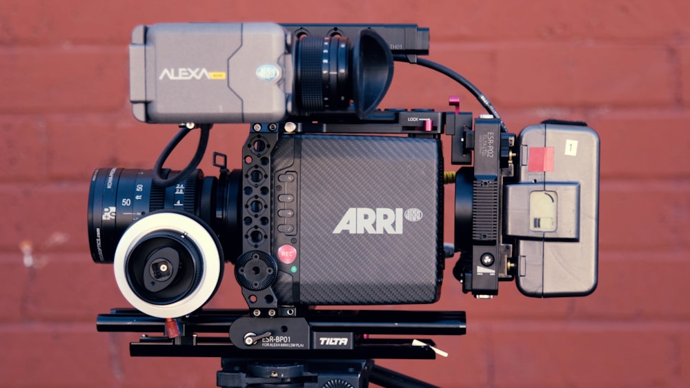 videocamera Arri nera e grigia