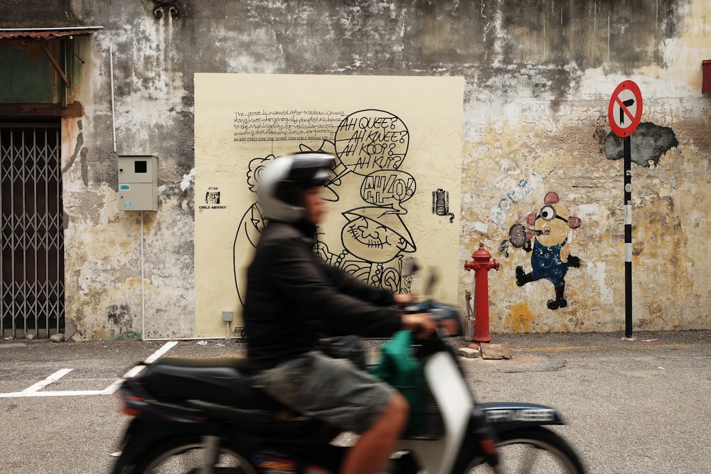 hombre con chaqueta negra montando motocicleta Honda