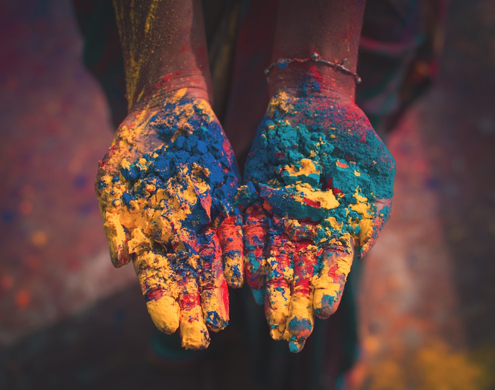 색깔 토양을 들고 있는 사람의 근접 촬영 사진