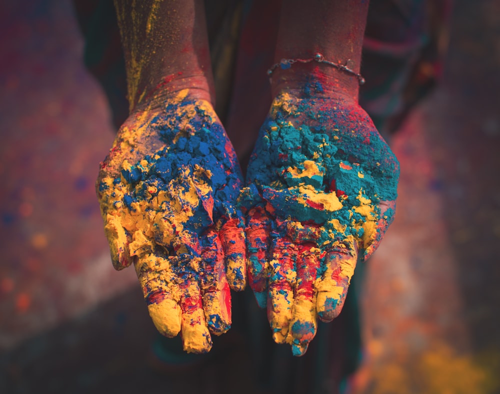 foto ravvicinata di persona che tiene sporchi di colore