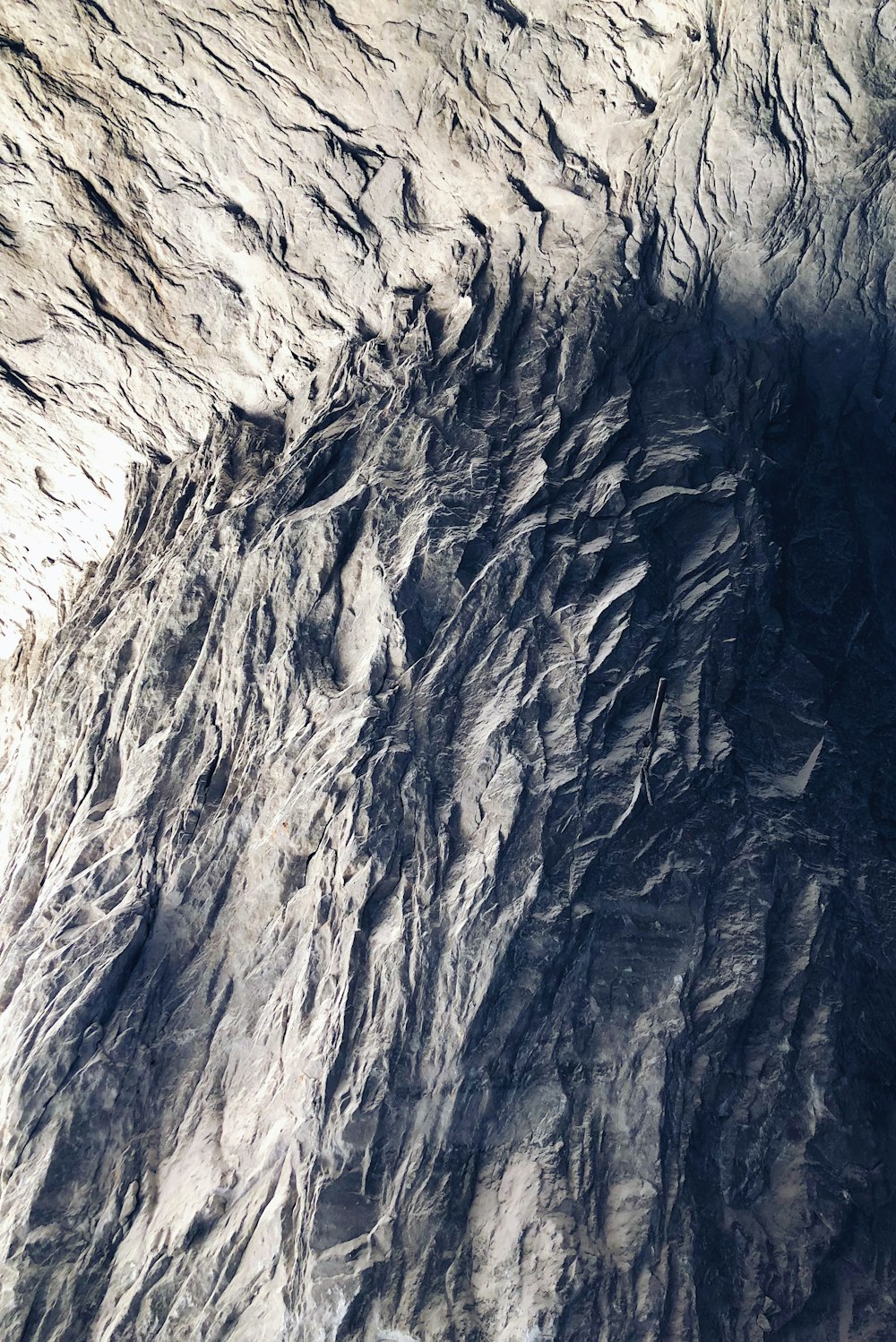 Una vista de la ladera de una montaña desde un avión