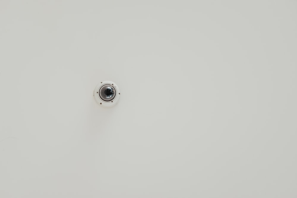 eine Kamera, die an der Seite einer Wand montiert ist