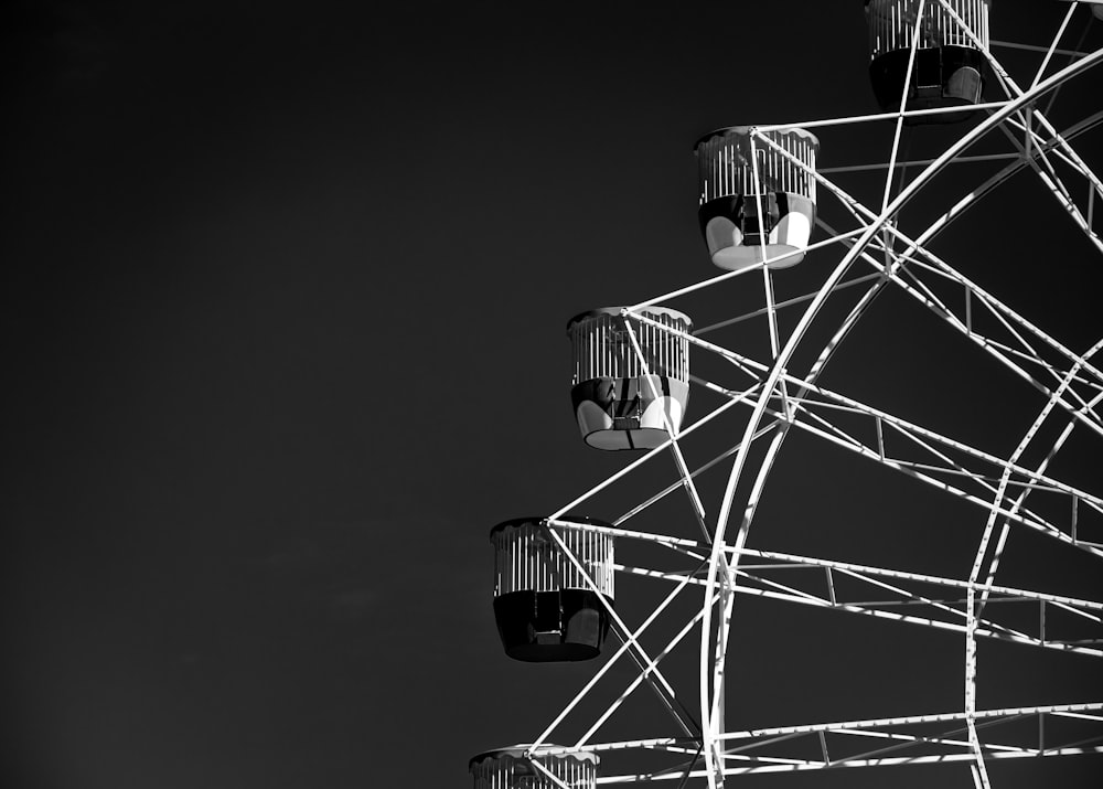 Fotografía en escala de grises de la rueda de la fortuna