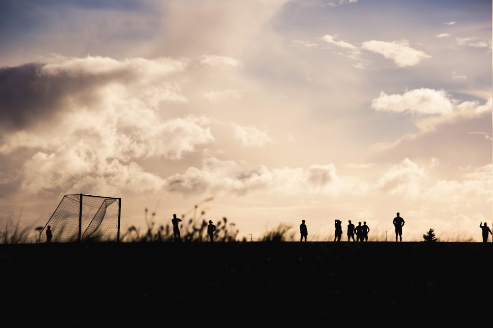 Pessoas se reunindo no campo de futebol