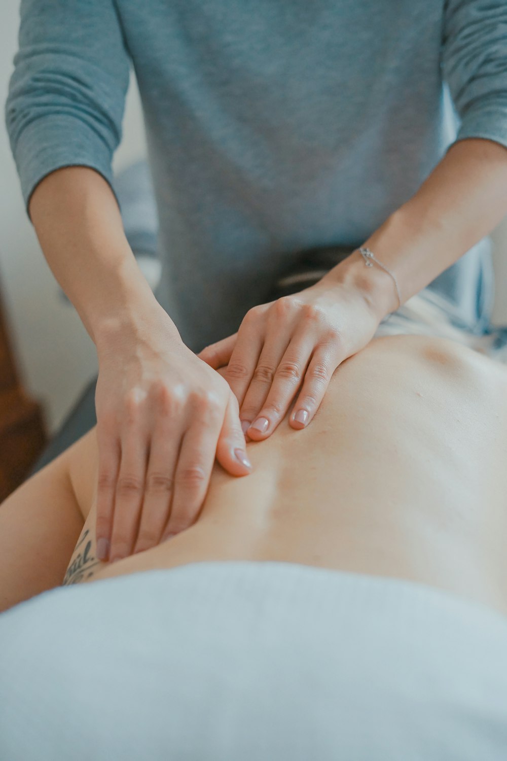 hombre masajeando el cuerpo de la mujer