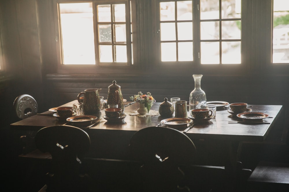 persona que toma foto de la mesa del comedor con vajilla