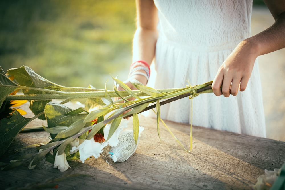 femme tenant des fleurs