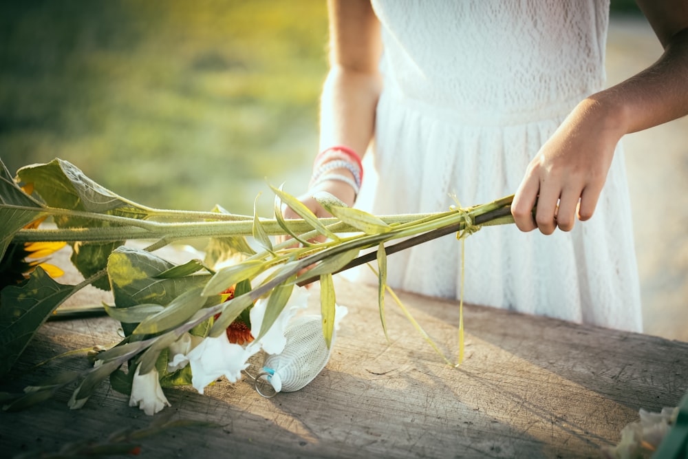 Frau hält Blumen in der Hand