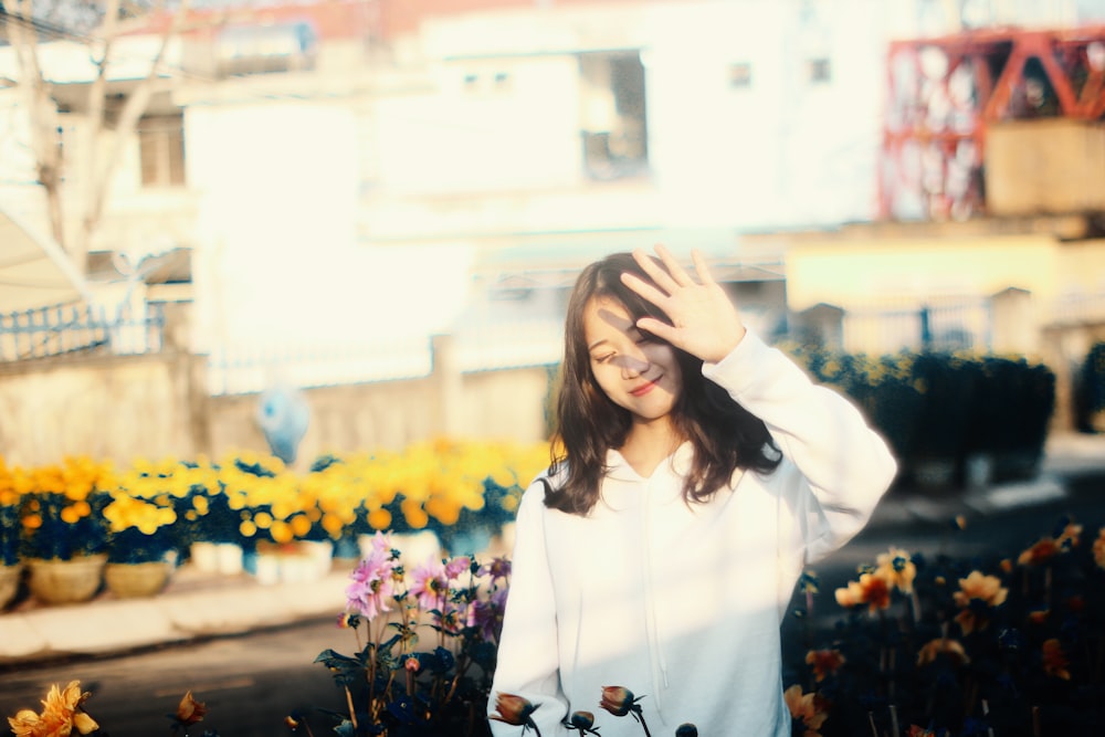 昼間の花畑の女性