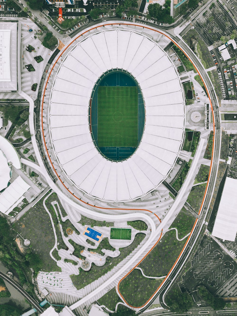 昼間のサッカースタジアムの航空写真