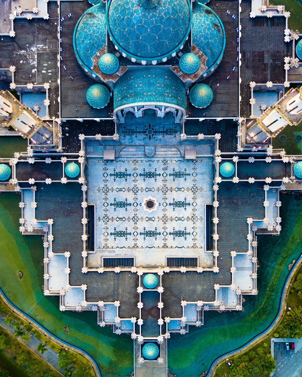 Fotografia aérea do palácio cinza e azul