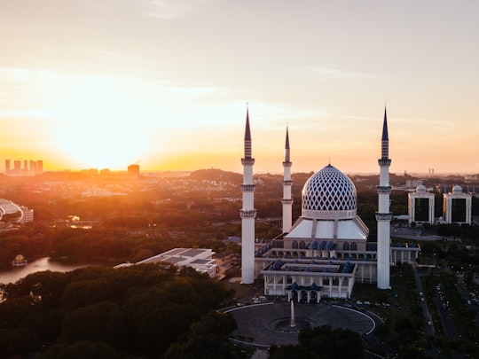 4-pillar mosque in front of rotunda during golden hour in Masjid Sultan Salahuddin Abdul Aziz Shah Malaysia
