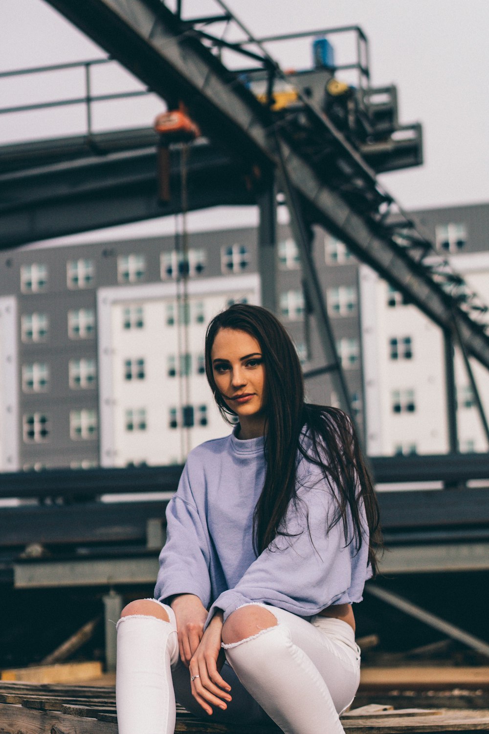 Femme assise sur du béton brun tout en prenant une photo selfie