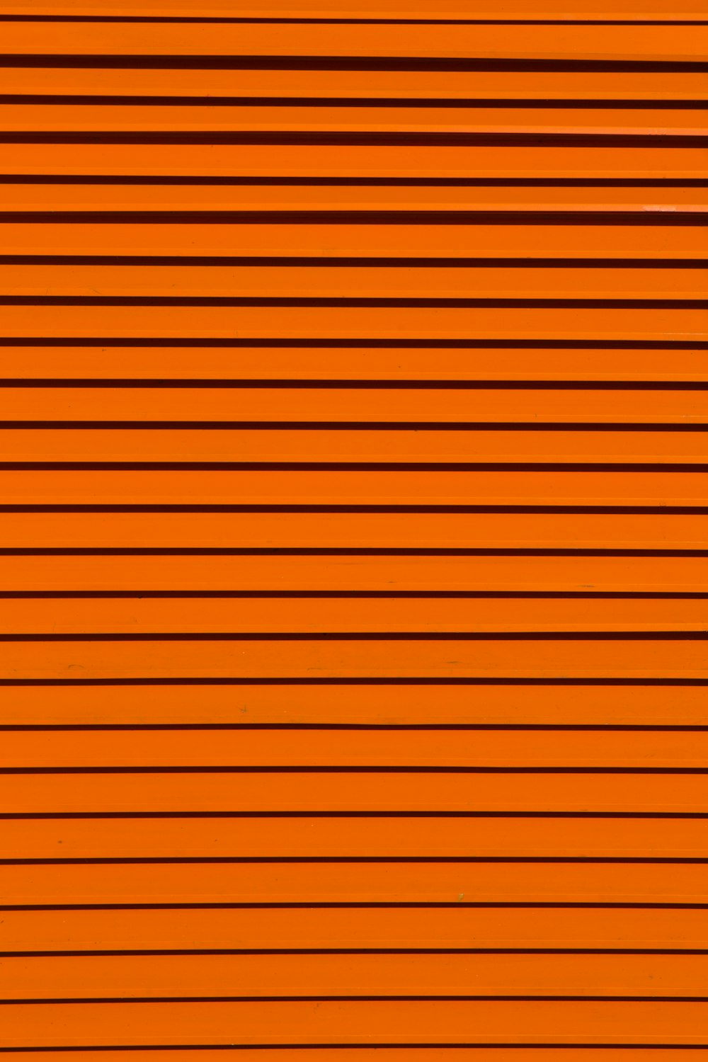 オレンジ色の壁のミニマリスト写真