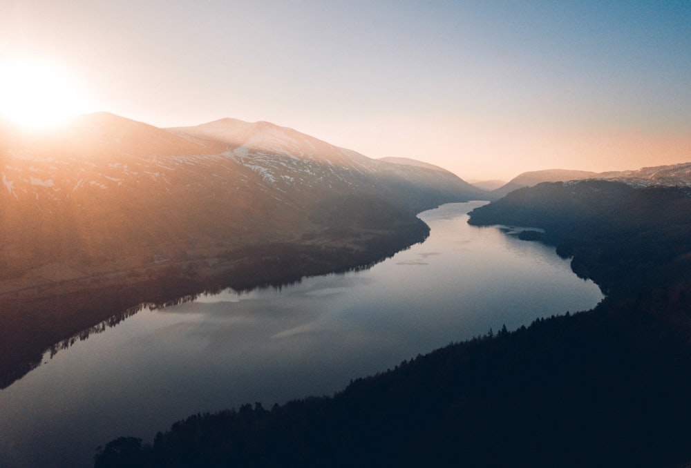 lac entre arbres et montagnes