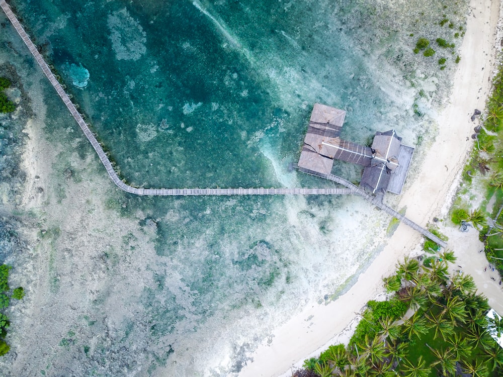 Vista aérea del muelle en el cuerpo de agua