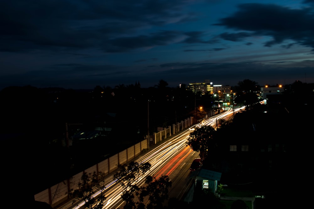 夜間の道路を走る車のタイムラプス撮影