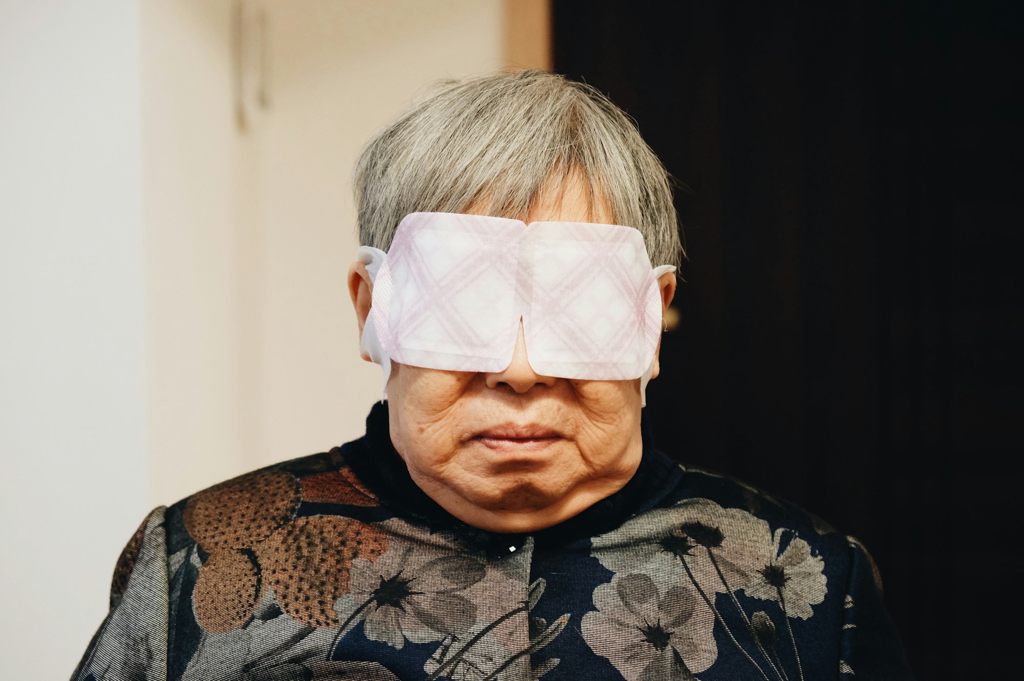 grandma come to my home and try a steam hot eye mask for the first time
