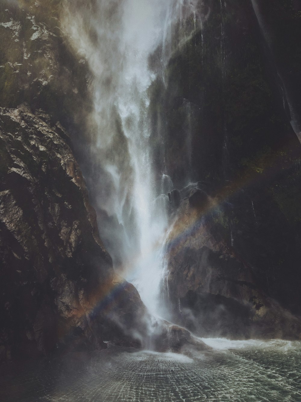 滝の近くの虹