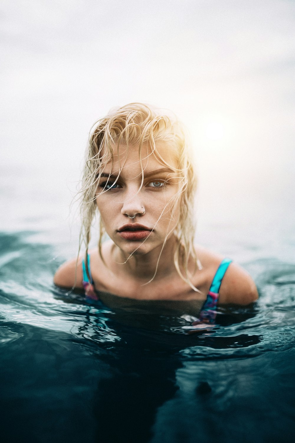 femme portant un maillot de bain bleu sur le plan d’eau